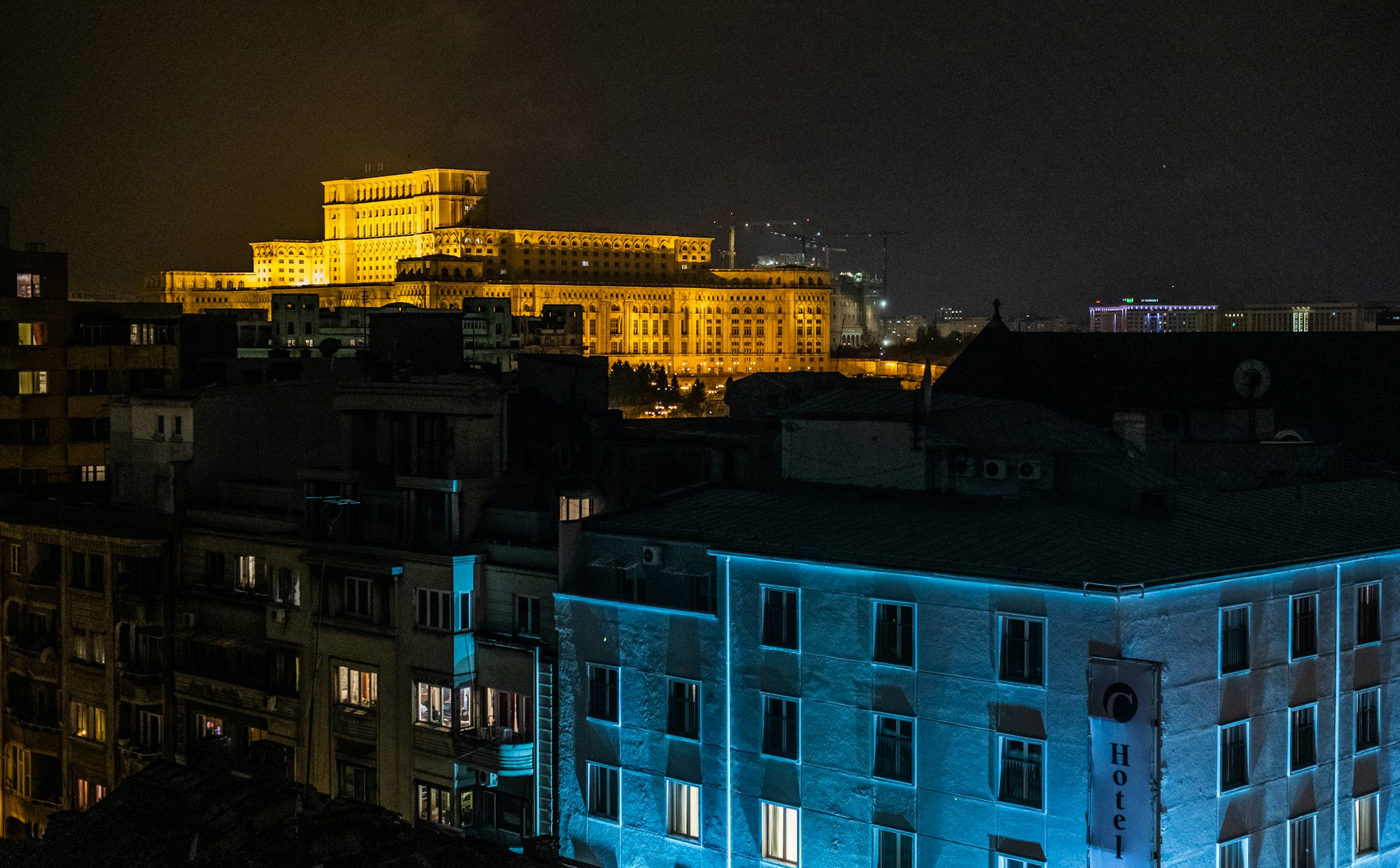 Palatul Parlamentului luminat noaptea